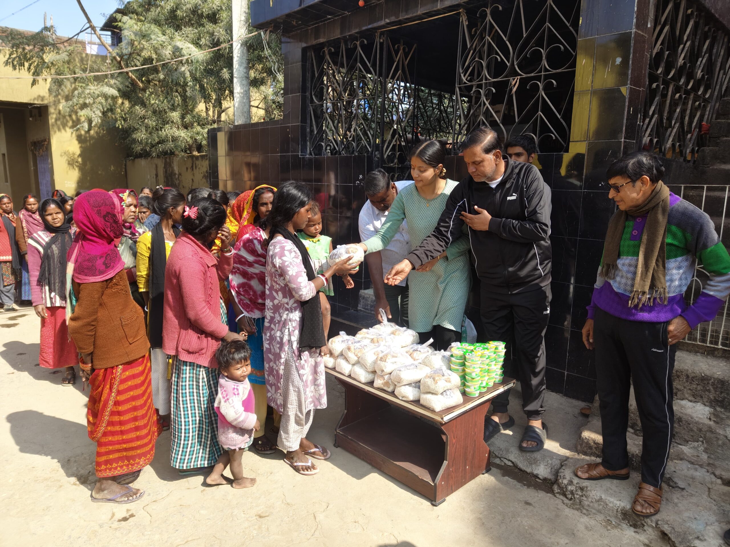 शनि मंदिर परिसर में मकर संक्रांति के अवसर पर चूड़ा , गुड़ तिलकुट का किया-पुनीत पाठक शनि मंदिर समिति अध्यक्ष